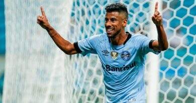 Grêmio acerta permanência de Léo Moura por mais uma temporada Grêmio acerta permanência de Léo Moura por mais uma temporada