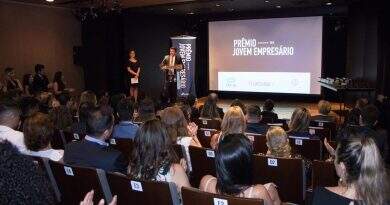 Associação de Jovens Empresários homenageia apoiadores e premia destaques em evento no Instituto Ling Associação de Jovens Empresários homenageia apoiadores e premia destaques em evento no Instituto Ling