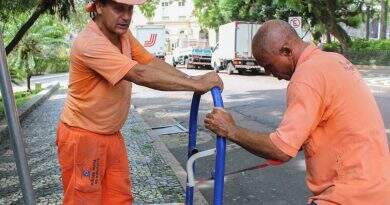 DMLU faz manutenção de cestos coletores e instala lixeiras DMLU faz manutenção de cestos coletores e instala lixeiras