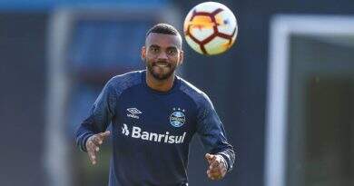 Leonardo Gomes comemora fase no Grêmio e fala sobre a disputa com Léo Moura: “Procuro me espelhar e aprender com ele” Leonardo Gomes comemora fase no Grêmio e fala sobre a disputa com Léo Moura: “Procuro me espelhar e aprender com ele”