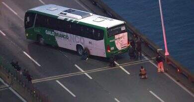 Termina sequestro em ônibus na Ponte Rio-Niterói; sequestrador foi atingido e morto Termina sequestro em ônibus na Ponte Rio-Niterói; sequestrador foi atingido e morto