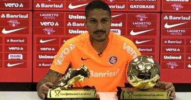 Paolo Guerrero recebe troféus de melhor jogador e artilheiro da Copa do Brasil Paolo Guerrero recebe troféus de melhor jogador e artilheiro da Copa do Brasil