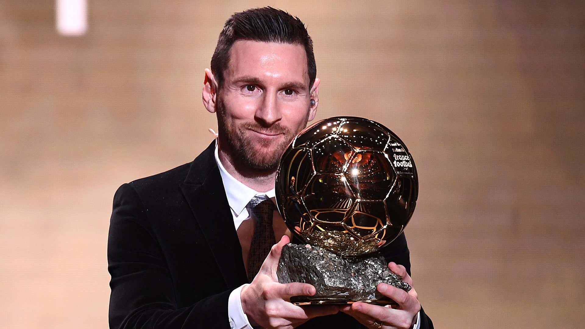 Messi supera Lewandowski e leva Bola de Ouro pela sétima vez