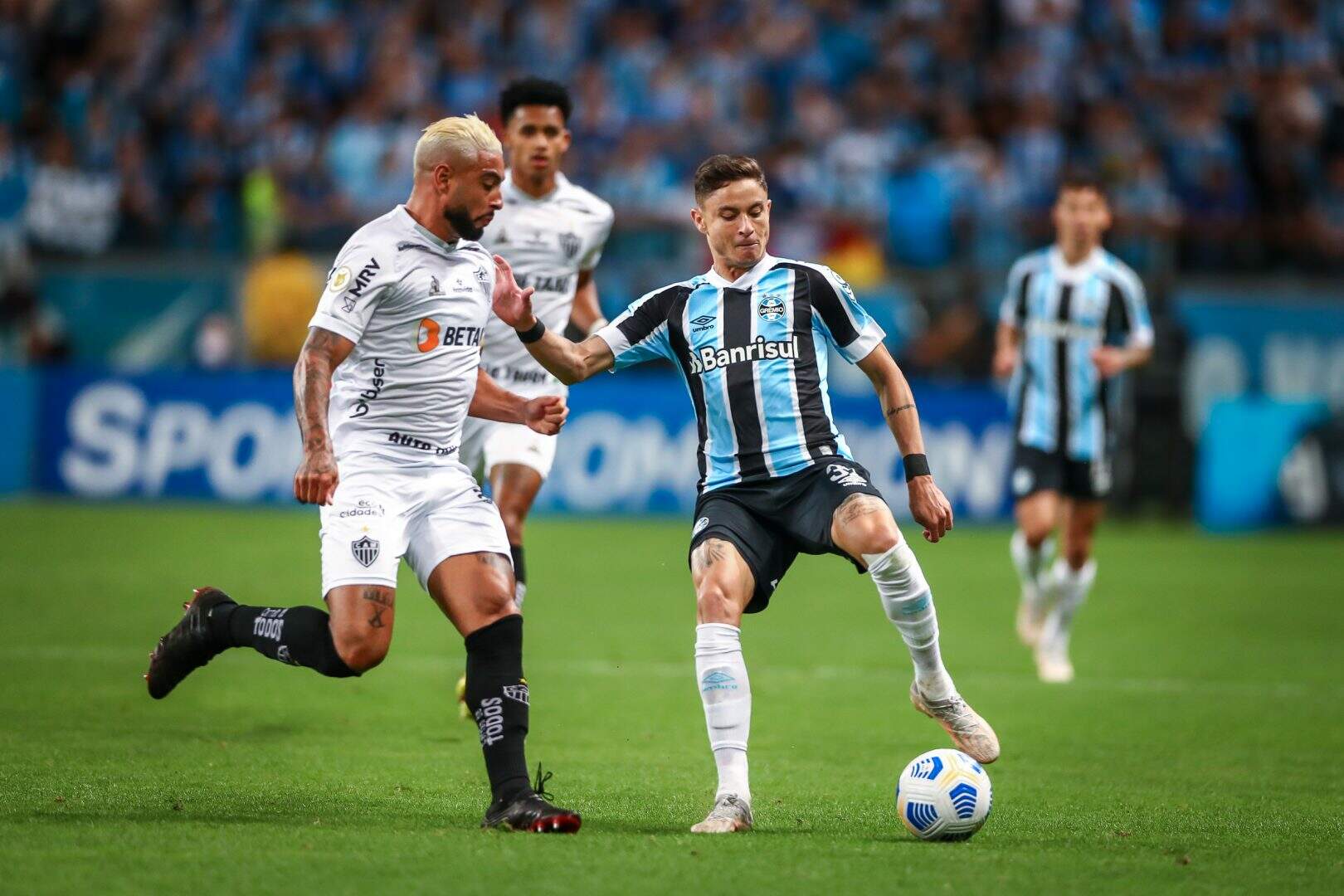 Grêmio vence Atlético-MG, mas é rebaixado pela terceira vez à Série B