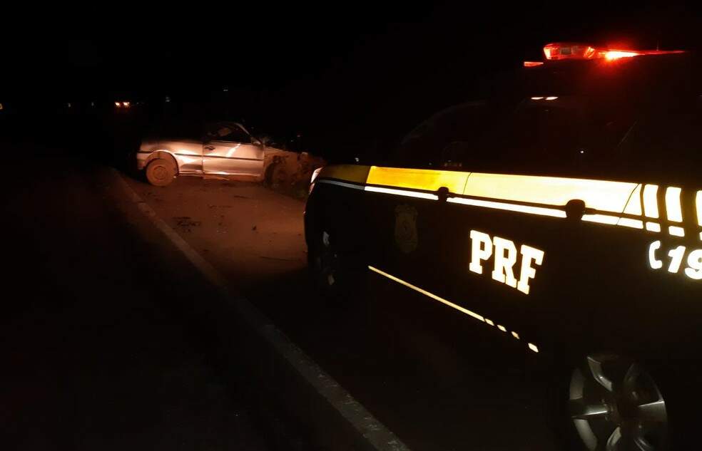 Acidente envolvendo um carro e um caminhão aconteceu por volta das 17h30 — Foto: Polícia Rodoviária Federal/Divulgação