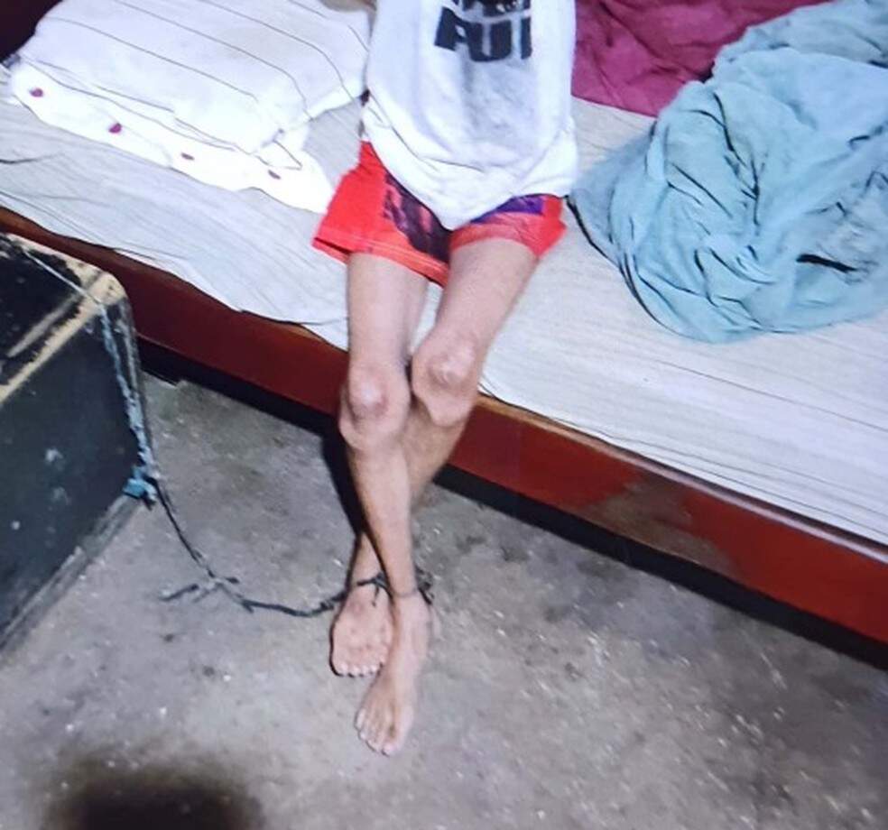 Homem mantinha filhos amarrados em casa em Guaratiba, na Zona Oeste do Rio — Foto: Reprodução