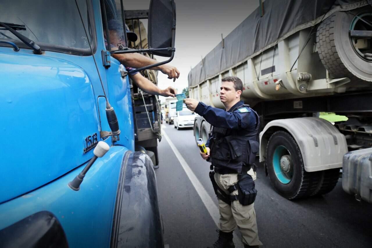 Caminhão arqueado, permitido por lei, mas qual é o limite?