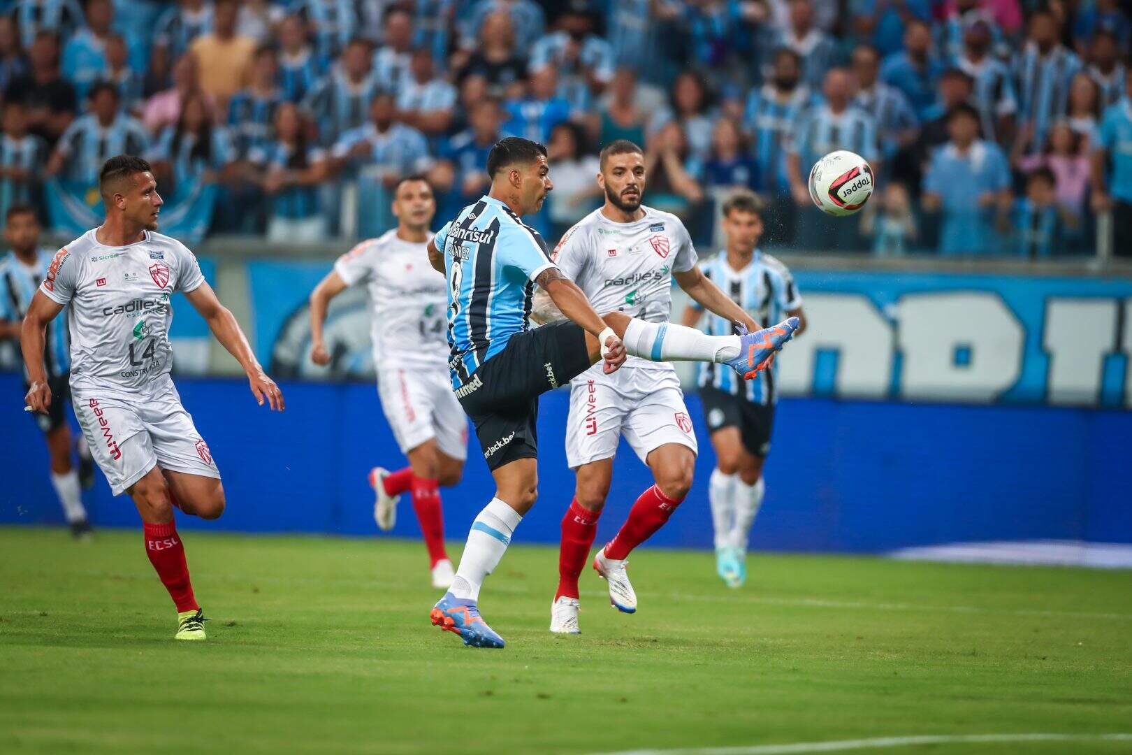 Suárez marca, Grêmio vence o Caxias e conquista o Gaúchão