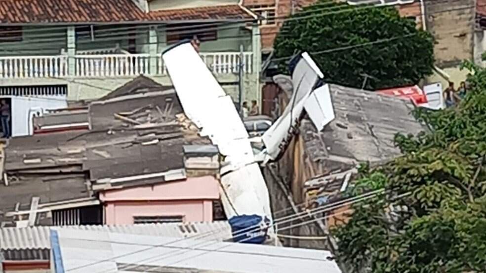 Vídeo: avião com seis pessoas cai em Sabará, em MG