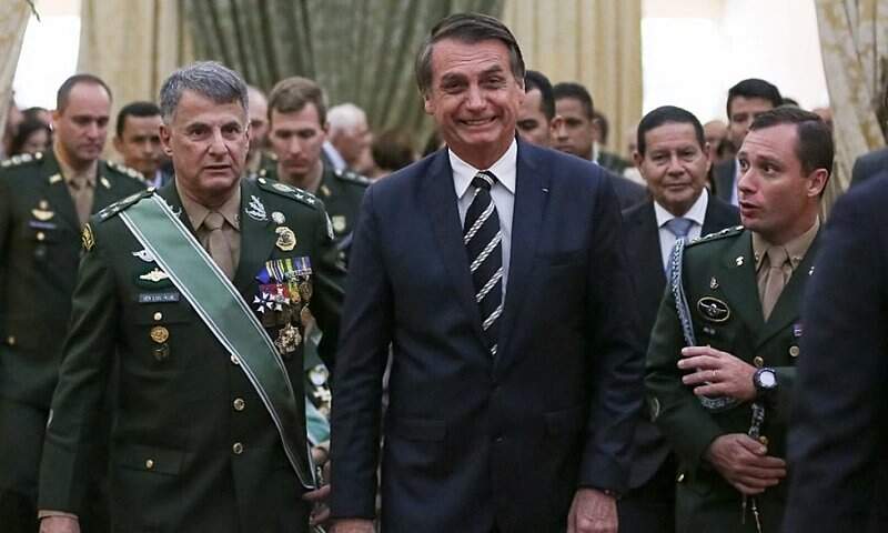Joias para família Bolsonaro: como episódio pode colocar em xeque imagem  dos militares - BBC News Brasil