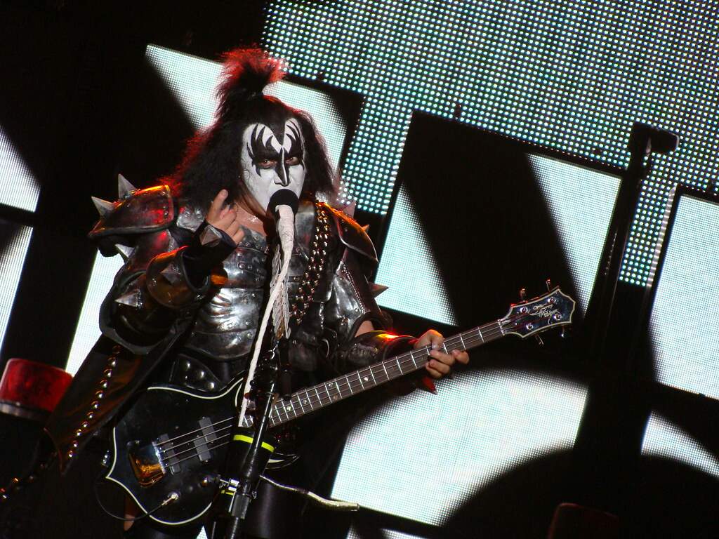 Gene Simmons, baixista do Kiss, teve mal-estar durante show em Manaus