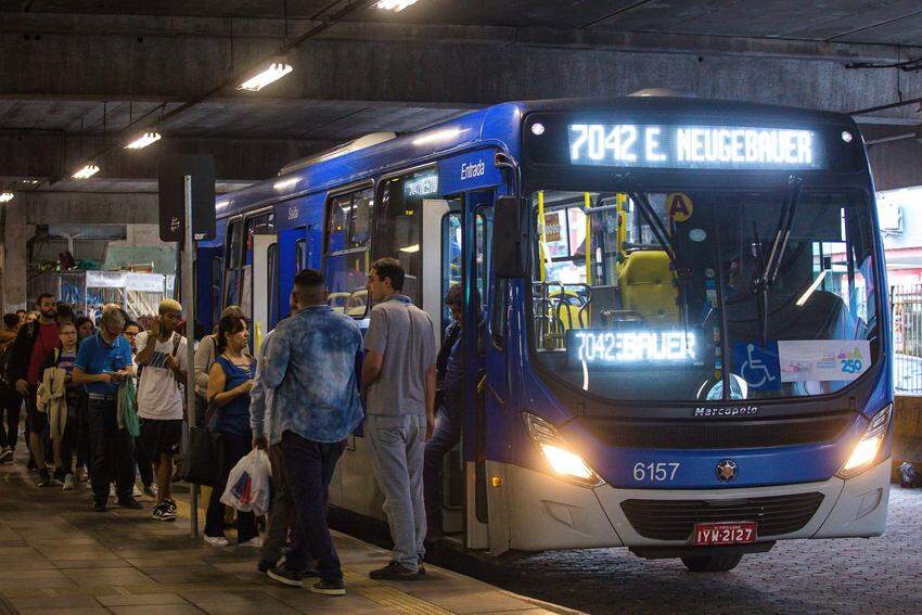 Transporte público tem pico antecipado nesta segunda-feira, 5 de