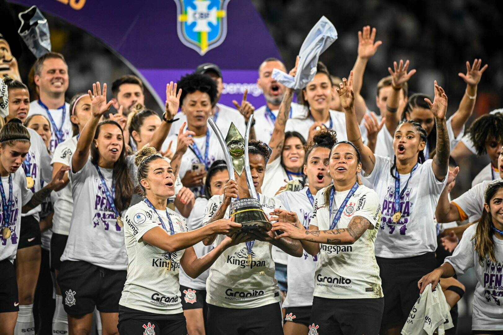 Corinthians busca virada e conquista o quinto Brasileiro feminino com  Arthur Elias