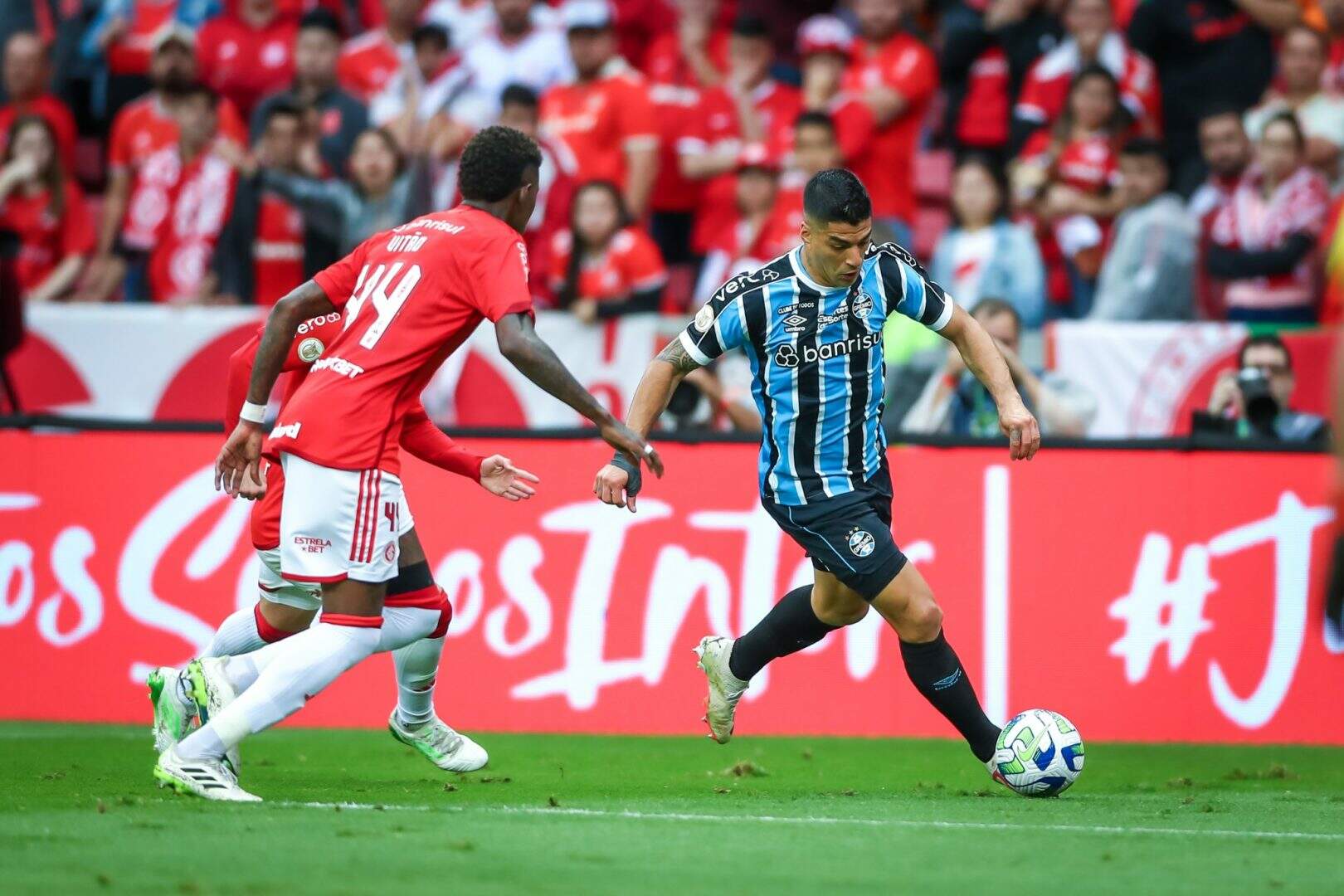 Grêmio goleia Internacional e tem vantagem para jogo de volta da