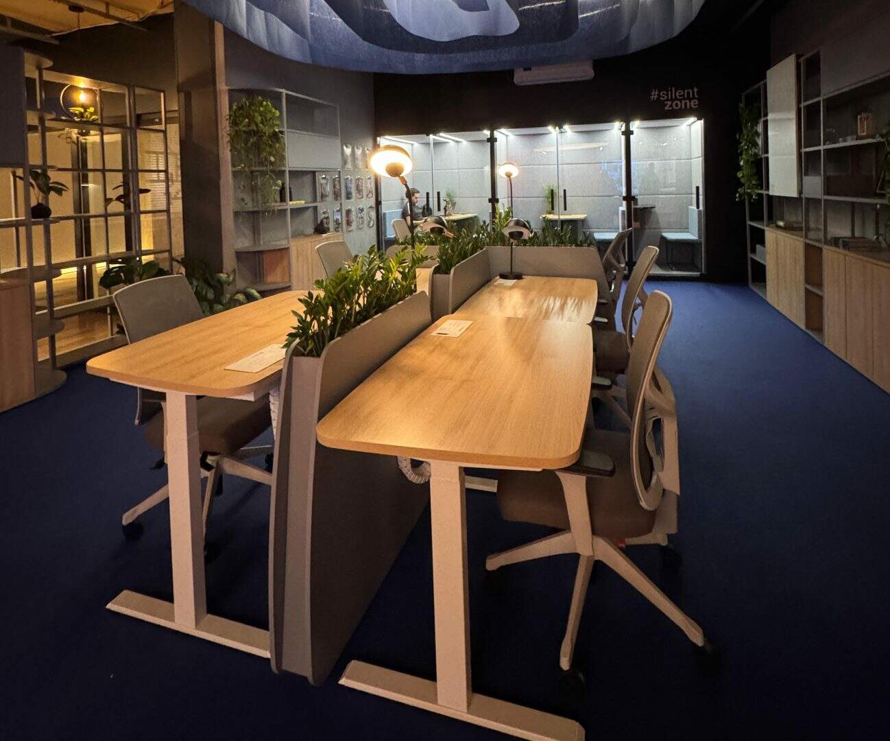 A Arena Coworking é um espaço inovador pensado para as experiências de trabalho e interação, unindo design, ergonomia e soluções acústicas