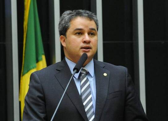 Aliado de Lula rompe com o governo e é alvo de críticas do PT