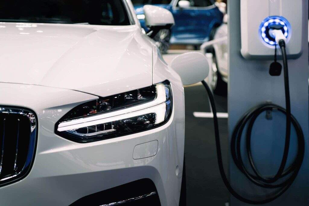 Recarga de carros elétricos em áreas públicas de Porto Alegre entra em operação nesta segunda-feira